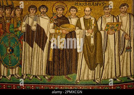 Antica chiesa romanica di San vitale Ravenna mosaici dell'imperatore Giustiniano il grande e della sua corte Foto Stock