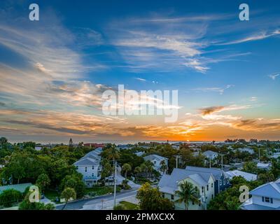 Una vista aerea di un quartiere lungo Holmes Beach a Anna Maria Island, Florida, in una serata estiva al tramonto. Foto Stock