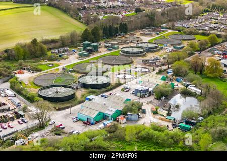 Dorchester, Dorset, Regno Unito. 15th aprile 2023. Vista dall'aria dei lavori di trattamento delle acque reflue di Louds Mill a Dorchester in Dorset di proprietà di Wessex Water. Nel 2022, il traboccamento delle fognature (numero permesso: 401050) ha versato 48 volte per un totale di 283,85 ore, scaricando nel fiume Frome, che è un paio di centinaia di metri di distanza dalle fognature. (Fonte: https://theriverstrust.org/key-issues/sewage-in-rivers) Picture Credit: Graham Hunt/Alamy Live News Foto Stock