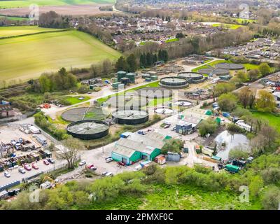 Dorchester, Dorset, Regno Unito. 15th aprile 2023. Vista dall'aria dei lavori di trattamento delle acque reflue di Louds Mill a Dorchester in Dorset di proprietà di Wessex Water. Nel 2022, il traboccamento delle fognature (numero permesso: 401050) ha versato 48 volte per un totale di 283,85 ore, scaricando nel fiume Frome, che è un paio di centinaia di metri di distanza dalle fognature. (Fonte: https://theriverstrust.org/key-issues/sewage-in-rivers) Picture Credit: Graham Hunt/Alamy Live News Foto Stock