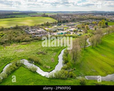 Dorchester, Dorset, Regno Unito. 15th aprile 2023. Vista dall'aria dei lavori di trattamento delle acque reflue di Louds Mill a Dorchester in Dorset di proprietà di Wessex Water. Nel 2022, il traboccamento delle fognature (numero permesso: 401050) ha versato 48 volte per un totale di 283,85 ore, scaricando nel fiume Frome, che è un paio di centinaia di metri di distanza dalle fognature. (Fonte: https://theriverstrust.org/key-issues/sewage-in-rivers) Picture Credit: Graham Hunt/Alamy Live News Foto Stock