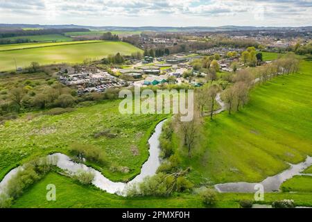 Dorchester, Dorset, Regno Unito. 15th aprile 2023. Vista dall'aria dei lavori di trattamento delle acque reflue di Louds Mill a Dorchester in Dorset di proprietà di Wessex Water. Nel 2022, il traboccamento delle fognature (numero permesso: 401050) ha versato 48 volte per un totale di 283,85 ore, scaricando nel fiume Frome, che è un paio di centinaia di metri di distanza dalle fognature. (Fonte: https://theriverstrust.org/key-issues/sewage-in-rivers) Picture Credit: Graham Hunt/Alamy Live News Foto Stock