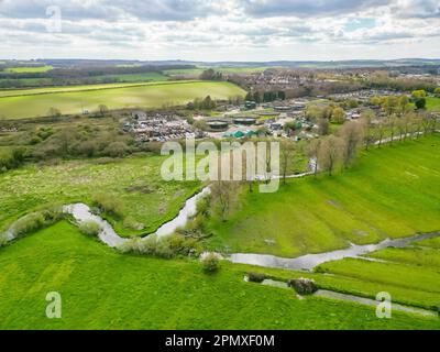 Dorchester, Dorset, Regno Unito. 15th aprile 2023. Vista dall'aria dei lavori di trattamento delle acque reflue di Louds Mill a Dorchester in Dorset di proprietà di Wessex Water. Nel 2022, il traboccamento delle fognature (numero permesso: 401050) ha versato 48 volte per un totale di 283,85 ore, scaricando nel fiume Frome, che è un paio di centinaia di metri di distanza dalle fognature. (Fonte: https://theriverstrust.org/key-issues/sewage-in-rivers) Picture Credit: Graham Hunt/Alamy Live News Foto Stock