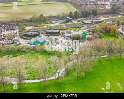 Dorchester, Dorset, Regno Unito. 15th aprile 2023. Vista dall'aria dei lavori di trattamento delle acque reflue di Louds Mill a Dorchester in Dorset di proprietà di Wessex Water. Nel 2022, il traboccamento delle fognature (numero permesso: 401050) ha versato 48 volte per un totale di 283,85 ore, scaricando nel fiume Frome, che è un paio di centinaia di metri di distanza dalle fognature. (Fonte: https://theriverstrust.org/key-issues/sewage-in-rivers) Picture Credit: Graham Hunt/Alamy Live News Foto Stock