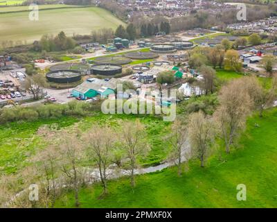 Dorchester, Dorset, Regno Unito. 15th aprile 2023. Vista dall'aria dei lavori di trattamento delle acque reflue di Louds Mill a Dorchester in Dorset di proprietà di Wessex Water. Nel 2022, il traboccamento delle fognature (numero permesso: 401050) ha versato 48 volte per un totale di 283,85 ore, scaricando nel fiume Frome, che è un paio di centinaia di metri di distanza dalle fognature. (Fonte: https://theriverstrust.org/key-issues/sewage-in-rivers) Picture Credit: Graham Hunt/Alamy Live News Foto Stock