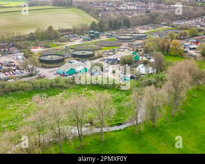 Dorchester, Dorset, Regno Unito. 15th aprile 2023. Vista dall'aria dei lavori di trattamento delle acque reflue di Louds Mill a Dorchester in Dorset di proprietà di Wessex Water. Nel 2022, il traboccamento delle fognature (numero permesso: 401050) ha versato 48 volte per un totale di 283,85 ore, scaricando nel fiume Frome, che è un paio di centinaia di metri di distanza dalle fognature. (Fonte: https://theriverstrust.org/key-issues/sewage-in-rivers) Picture Credit: Graham Hunt/Alamy Live News Foto Stock