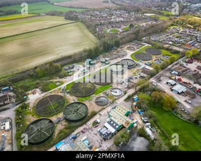 Dorchester, Dorset, Regno Unito. 15th aprile 2023. Vista dall'aria dei lavori di trattamento delle acque reflue di Louds Mill a Dorchester in Dorset di proprietà di Wessex Water. Nel 2022, il traboccamento delle fognature (numero permesso: 401050) ha versato 48 volte per un totale di 283,85 ore, scaricando nel fiume Frome, che è un paio di centinaia di metri di distanza dalle fognature. (Fonte: https://theriverstrust.org/key-issues/sewage-in-rivers) Picture Credit: Graham Hunt/Alamy Live News Foto Stock