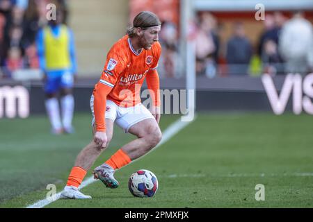 Blackpool, Regno Unito. 15th Apr, 2023. Josh Bowler #11 di Blackpool con la palla durante la partita Sky Bet Championship Blackpool vs Wigan Athletic a Bloomfield Road, Blackpool, Regno Unito, 15th aprile 2023 (Foto di Mark Cosgrove/News Images) a Blackpool, Regno Unito il 4/15/2023. (Foto di Mark Cosgrove/News Images/Sipa USA) Credit: Sipa USA/Alamy Live News Foto Stock