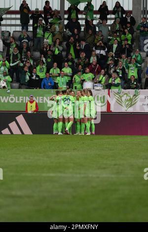 Monaco, Germania. 15th Apr, 2023. Monaco di Baviera, Germania, aprile 14th 2023: Wolfsburg e tifosi durante la Semifinale di Pokal DFB tra il Bayern Monaco e VfL Wolfsburg a Monaco di Baviera, GERMANIA. (Julia Kneissl/SPP) Credit: SPP Sport Press Photo. /Alamy Live News Foto Stock