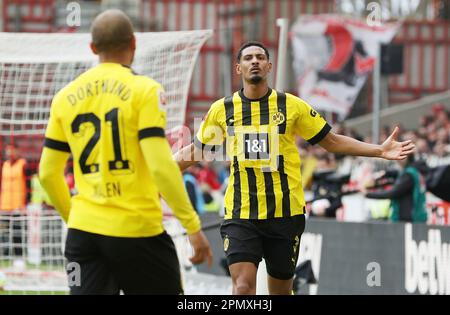 Stoccarda, Germania. 15th Apr, 2023. Primo : 04/15/2023, calcio, campionato 1st, 1st Bundesliga, Stagione 2022/2023, VfB Stuttgart - BVB Borussia Dortmund BVB Sébastien Haller, giubilo, goaljubel, gesto, gesto, Credit: dpa/Alamy Live News Foto Stock