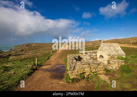 Fontaine de devozione Saint-They con Chapelle Saint-They sullo sfondo a la Pointe du Van, Bretagna, Francia Foto Stock