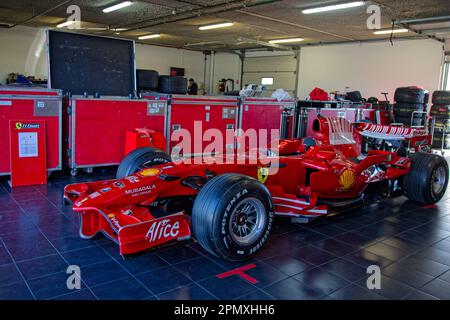 LE CASTELLET, FRANCIA, 8 aprile 2023 : auto vecchia Ferrari F1 nel garage durante il quinto Gran Premio storico francese sul circuito Paul Ricard Foto Stock