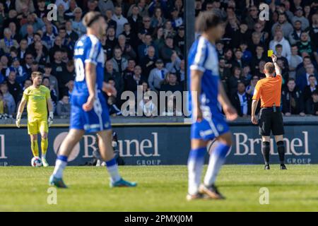 L'arbitro Ollie Yates mostra Joe Wildsmith #1 di Derby County un cartellino giallo per perdere tempo durante la partita della Sky Bet League 1 Bristol Rovers vs Derby County al Memorial Stadium, Bristol, Regno Unito, 15th aprile 2023 (Foto di Craig Anthony/News Images) in, il 4/15/2023. (Foto di Craig Anthony/News Images/Sipa USA) Credit: Sipa USA/Alamy Live News Foto Stock