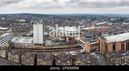 HARROGATE, REGNO UNITO - 15 APRILE 2023. Un paesaggio urbano aereo della stazione ferroviaria di Harrogate e del Victoria Shopping Centre nel centro della città Foto Stock