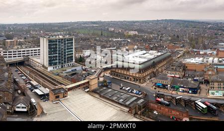 HARROGATE, REGNO UNITO - 15 APRILE 2023. Un paesaggio urbano aereo della stazione ferroviaria di Harrogate e del Victoria Shopping Centre nel centro della città Foto Stock