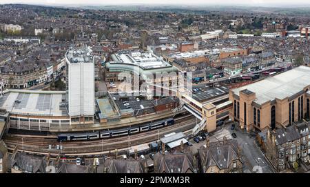 HARROGATE, REGNO UNITO - 15 APRILE 2023. Un paesaggio urbano aereo della stazione ferroviaria di Harrogate e del Victoria Shopping Centre nel centro della città Foto Stock