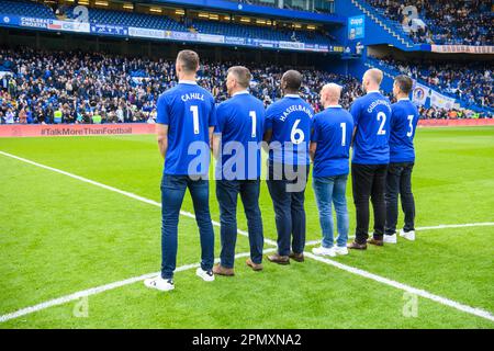 USO EDITORIALE SOLO ex giocatori di Chelsea Gary Cahill, Jimmy Floyd Hasselbaink e Eiður Guðjohnsen (camicie denominate) e fan di Chelsea (l-r) Marcus Cuthbert, Carlo capelli, E Fabio Agostini mostra il numero di assistenza di 24 ore dei Samaritani 116 123 stampato sul retro delle loro camicie durante il lancio della campagna TalkMoreThanFootball da tre, sponsor dei Samaritani, durante l'intervallo di tempo tra Chelsea e Brighton a Stamford Bridge, Londra. Data immagine: Sabato 15 aprile, 2023. Foto Stock