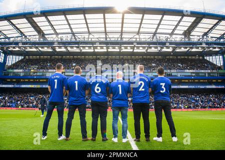 USO EDITORIALE SOLO ex giocatori di Chelsea Gary Cahill, Jimmy Floyd Hasselbaink e Eiður Guðjohnsen (camicie denominate) e fan di Chelsea (l-r) Marcus Cuthbert, Carlo capelli, E Fabio Agostini mostra il numero di assistenza di 24 ore dei Samaritani 116 123 stampato sul retro delle loro camicie durante il lancio della campagna TalkMoreThanFootball da tre, sponsor dei Samaritani, durante l'intervallo di tempo tra Chelsea e Brighton a Stamford Bridge, Londra. Data immagine: Sabato 15 aprile, 2023. Foto Stock