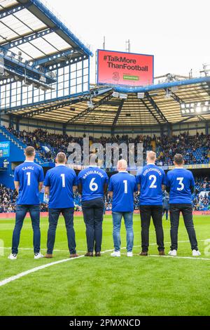 USO EDITORIALE SOLO ex giocatori di Chelsea Gary Cahill, Jimmy Floyd Hasselbaink e Eiður Guðjohnsen (camicie denominate) e fan di Chelsea (l-r) Marcus Cuthbert, Carlo capelli, E Fabio Agostini mostra il numero di assistenza di 24 ore dei Samaritani 116 123 stampato sul retro delle loro camicie durante il lancio della campagna TalkMoreThanFootball da tre, sponsor dei Samaritani, durante l'intervallo di tempo tra Chelsea e Brighton a Stamford Bridge, Londra. Data immagine: Sabato 15 aprile, 2023. Foto Stock