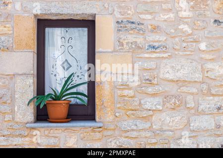 La finestra antica sul muro di pietra, per lo sfondo Foto Stock