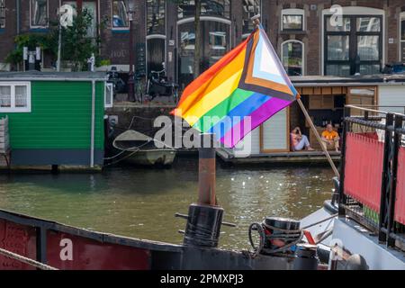 Amsterdam, Paesi Bassi - 6 settembre 2022: Bandiera arcobaleno gay su una nave chiatta sul lungomare Foto Stock
