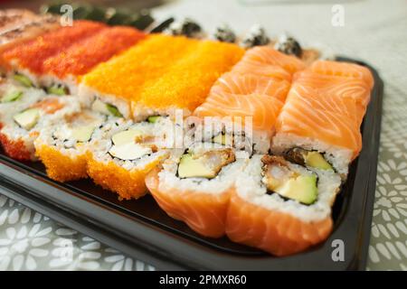 Sushi nigiri assortiti e maki grande set su ardesia. Una varietà di sushi giapponesi con tonno, granchio, salmone, anguilla e panini. Vista dall'alto Foto Stock