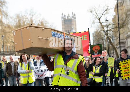 Londra, Regno Unito. 15 aprile 2023. Le folle si radunano a Whitehall protestando contro l'espansione della zona delle emissioni ultra basse (ULEZ) in tutti i distretti di Londra, applicando le tasse sui veicoli più inquinanti in una politica proposta dal sindaco Sadiq Khan per ridurre l'inquinamento atmosferico. Credit: Ron Fassbender/Alamy Live News Foto Stock