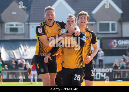 Newport, Regno Unito. 15th Apr, 2023. Mickey Demetriou della contea di Newport (28) festeggia dopo che ha ottenuto il suo obiettivo di squadra 2nd. Partita della lega di calcio EFL Two, Newport County contro Hartlepool alla Rodney Parade di Newport, Galles, il Saturday15th aprile 2023 . Questa immagine può essere utilizzata solo per scopi editoriali. Solo per uso editoriale, licenza richiesta per uso commerciale. pic by Credit: Andrew Orchard sport fotografia / Alamy Live News Foto Stock