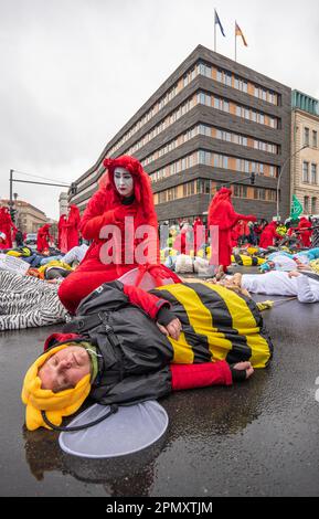 Berlino, Germania. 15th Apr, 2023. Estinzione ribellione protesta Berlino 15 aprile 2023. I manifestanti, compresi i membri della Extinction Rebellion, hanno marciato dal centro Bayer AG Pharmaceuticals (Berlino centro-nord-est) al ministero federale dell'alimentazione e dell'agricoltura nel centro di Berlino. All'esterno del Ministero si svolse un 'die in', di manifestanti vestiti come animali, e vide l'arrivo della 'Brigata del ribelle Rosso' dalla ribellione dell'estinzione. Berlino Germania. Credit: GaryRobertsphotography/Alamy Live News Foto Stock