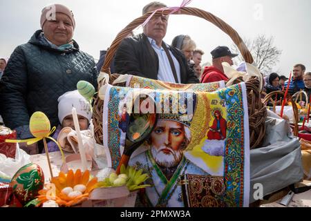 Mosca, Russia. 15th aprile 2023. I credenti attendono un sacerdote ortodosso per benedire i tradizionali dolci pasquali e le uova dipinte in preparazione ad un servizio di celebrazione pasquale durante il Grande Sabato Santo nella Chiesa di Sergio di Radonezh, nel quartiere Businov di Mosca, Russia. Nikolay Vinokurov/Alamy Live News Foto Stock