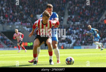 Sunderland's Jack Clarke tiene il Maxime Colin di Birmingham City durante la partita di campionato Sky Bet tra Sunderland e Birmingham City allo Stadio di luce di Sunderland sabato 15th aprile 2023. (Foto: Michael driver | NOTIZIE MI) Credit: NOTIZIE MI & Sport /Alamy Live News Foto Stock