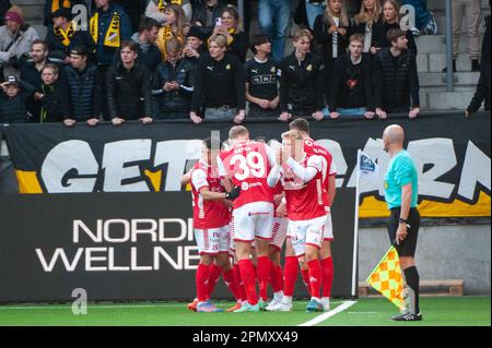 Goteborg, Svezia. 15th Apr 2023. I giocatori di Kalmar festeggiano il loro 2-0° gol durante la partita di Allsvenskan tra BK Hacken e Kalmar FF il 15 aprile 2023 a Gothenburg. Credit: Oskar Olteus / Alamy Live News Foto Stock