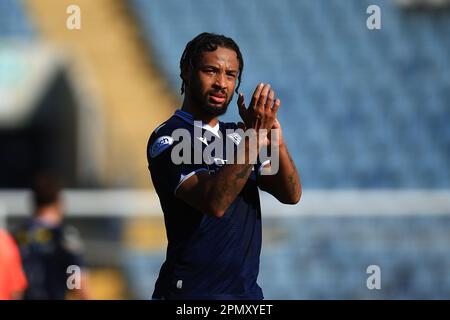 15th aprile 2023; Dens Park, Dundee, Scozia: Scottish Championship Football, Dundee contro Greenock Morton; Kwame Thomas of Dundee applaude i fan alla fine della partita Foto Stock