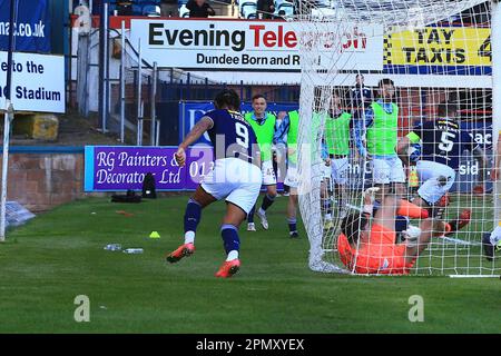 15th aprile 2023; Dens Park, Dundee, Scozia: Scottish Championship Football, Dundee contro Greenock Morton; Kwame Thomas of Dundee festeggia dopo aver segnato il 3-2 Foto Stock