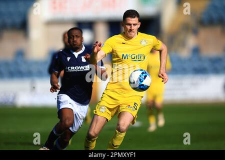 15th aprile 2023; Dens Park, Dundee, Scozia: Scottish Championship Football, Dundee contro Greenock Morton; Jack Baird di Greenock Morton è inseguito da Zach Robinson di Dundee Foto Stock