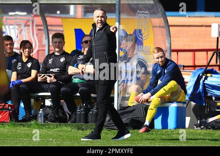 15th aprile 2023; Dens Park, Dundee, Scozia: Scottish Championship Football, Dundee contro Greenock Morton; il manager di Greenock Morton, Dougie Imrie, dà istruzioni alla sua squadra Foto Stock