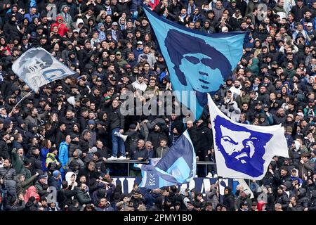 Napoli, Italia. 15th Apr, 2023. Tifosi della SSC Napoli durante la Serie Una partita tra Napoli e Hellas Verona allo Stadio Diego Armando Maradona, Napoli, Italia il 15 aprile 2023. Credit: Giuseppe Maffia/Alamy Live News Foto Stock