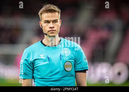 Herning, Danimarca. 14th, aprile 2023. L'arbitro Jacob Karlsen ha visto in azione durante la partita Superliga del 3F tra FC Midtjylland e Aalborg Boldklub alla MCH Arena di Herning. (Photo credit: Gonzales Photo - Morten Kjaer). Foto Stock