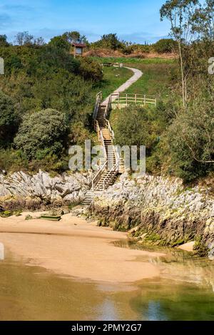 Accesso ad una spiaggia riconcondita dalla cima della montagna da un sentiero con scale di legno, Asturie. Foto Stock