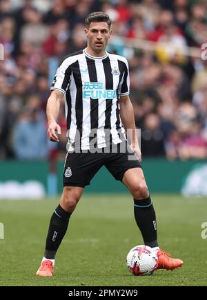 Birmingham, Regno Unito. 15th Apr, 2023. Fabian Schar di Newcastle United durante la partita della Premier League a Villa Park, Birmingham. Il credito dell'immagine dovrebbe essere: Darren Staples/Sportimage Credit: Sportimage/Alamy Live News Foto Stock