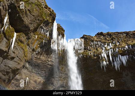 Cascata di Kvernufoss nel sud dell'Islanda nel marzo congelato del 2023 Foto Stock