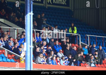 15th aprile 2023; Dens Park, Dundee, Scozia: Scottish Championship Football, Dundee contro Greenock Morton; Greenock Morton tifosi Foto Stock