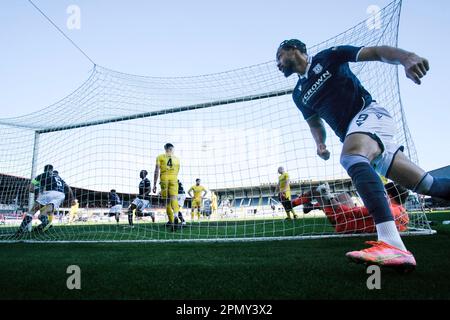 15th aprile 2023; Dens Park, Dundee, Scozia: Scottish Championship Football, Dundee contro Greenock Morton; Kwame Thomas of Dundee festeggia dopo aver segnato il 3-2 Foto Stock