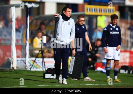 15th aprile 2023; Dens Park, Dundee, Scozia: Scottish Championship Football, Dundee contro Greenock Morton; Gary Bowyer, manager di Dundee, punta la strada per i suoi giocatori Foto Stock