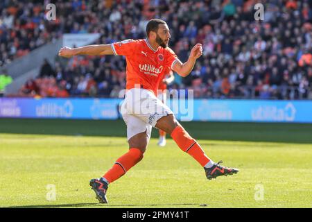 Blackpool, Regno Unito. 15th Apr, 2023. Keshi Anderson #10 di Blackpool durante la partita Sky Bet Championship Blackpool vs Wigan Athletic a Bloomfield Road, Blackpool, Regno Unito, 15th aprile 2023 (Photo by Alfie Cosgrove/News Images) a Blackpool, Regno Unito il 4/15/2023. (Foto di Alfie Cosgrove/News Images/Sipa USA) Credit: Sipa USA/Alamy Live News Foto Stock