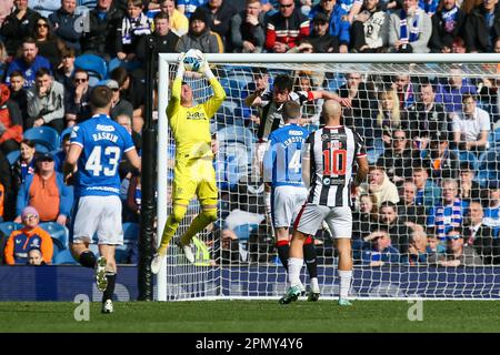 Glaasgow, Regno Unito. 15th Apr, 2023. Nella partita di calcio scozzese tra Rangers e St Mirren, giocata a Ibrox, Rangers casa terra, Rangers ha vinto 5 - 2. Gli scori erano per Rangers: Cantwell (13) 26 minuti, Sakala (30) 48 minuti, Morelos (20) 80 e 81 minuti e Arfield (37) 86 minuti. O'Hara (6) ha segnato per St Mirren in 45 2 e 65 minuti. Credit: Findlay/Alamy Live News Foto Stock