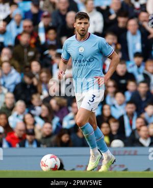 Etihad Stadium, Manchester, Regno Unito. 15th Apr, 2023. Premier League Football, Manchester City contro Leicester City; R&#xfa;ben Dias di Manchester City comna in avanti sulla palla credito: Action Plus Sports/Alamy Live News Foto Stock