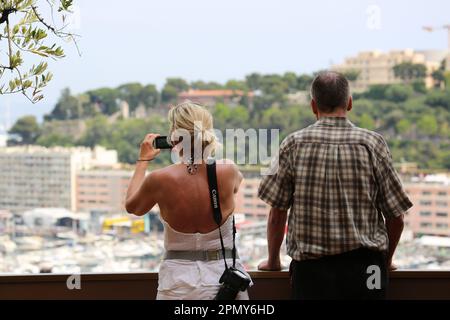 Fontvieille, Monaco - 28 maggio 2016: Coppia anziana, vista da dietro e non riconoscibile, ammirando e scattando foto del Gran Premio di Monaco in M. Foto Stock