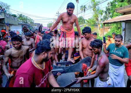 Kalyani, India. 14th Apr, 2023. Un devoto indù visto camminare sulle spade durante il Charak Puja Festival in un villaggio vicino Kalyani. Charak Festival è uno dei più antichi festival Folk, come i devoti mostrano la loro fede da auto infliggendo dolore nella convinzione che Lord Shiva li aiuterà a superare i problemi nella loro vita quotidiana. Credit: SOPA Images Limited/Alamy Live News Foto Stock