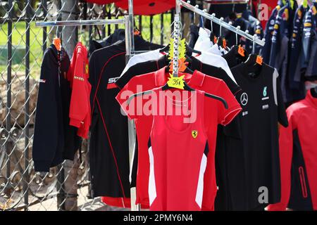 Fontvieille, Monaco - 28 maggio 2016: Un negozio di souvenir all'aperto a Monaco, con T-shirt e felpe per gli appassionati di Ferrari e Mercedes durante il Mo Foto Stock